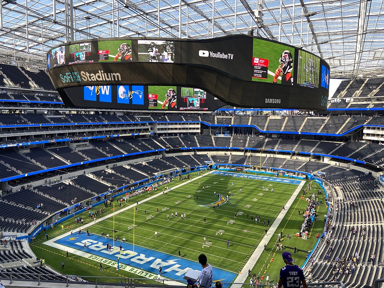 Vue intérieure du SoFi Stadium à Inglewood, Los Angeles – toit translucide et écran géant OCULUS